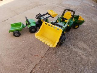 Tractor de juguete John Deere con pala y remolque