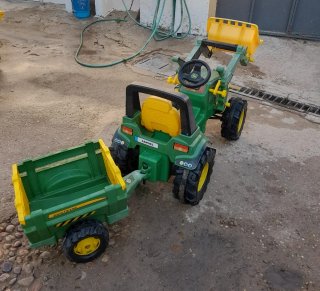 Tractor de juguete John Deere con pala y remolque