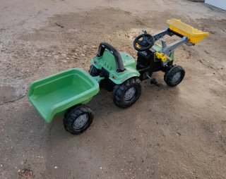 Tractor de juguete John Deere con pala y remolque