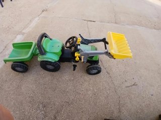 Tractor de juguete John Deere con pala y remolque