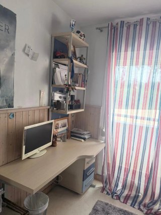 Conjunto de dormitorio: escritorio y estantería