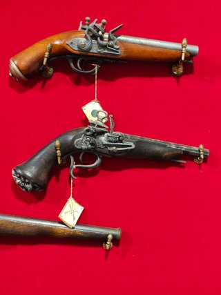 Conjunto 6 pistolas antiguas con marco