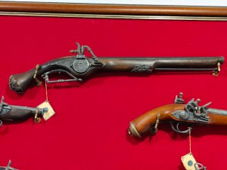 Conjunto 6 pistolas antiguas con marco