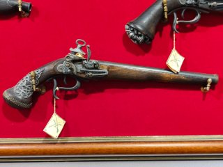 Conjunto 6 pistolas antiguas con marco