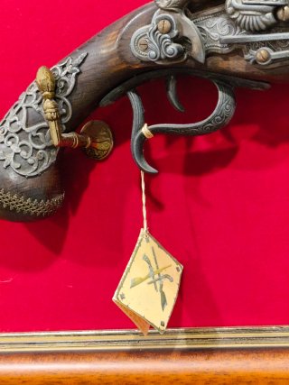 Conjunto 6 pistolas antiguas con marco