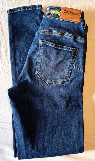 Pantalón vaquero Desigual bordado flores T.38