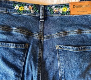 Pantalón vaquero Desigual bordado flores T.38