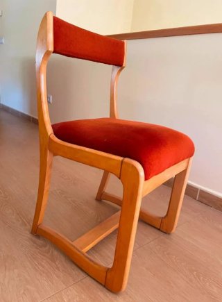 4 Sillas Vintage de Madera y Tela Roja