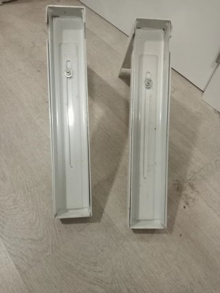 Soportes de estantería metálicos blancos