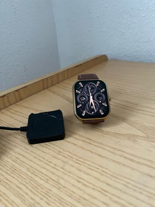 Reloj de alta gama dorado y marrón