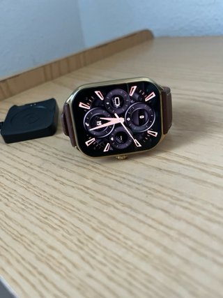 Reloj de alta gama dorado y marrón