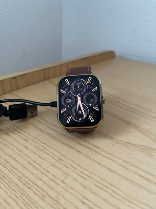 Reloj de alta gama dorado y marrón