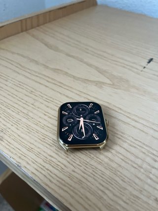 Reloj de alta gama dorado y marrón