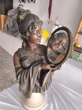 Figura Decorativa de Mujer con Espejo