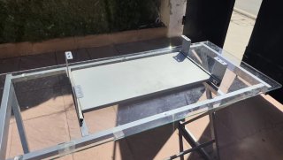 Mesa estudio de cristal y metal plateado