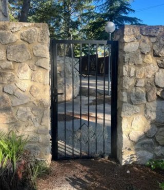 Puerta peatonal hierro forjado