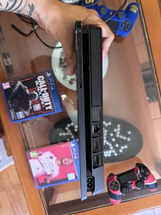 Consola PS4 + 2 Mandos + 2 Juegos