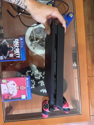 Consola PS4 + 2 Mandos + 2 Juegos