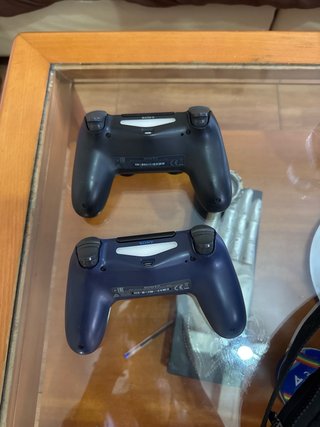 Consola PS4 + 2 Mandos + 2 Juegos