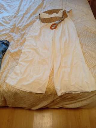 Pantalón ancho blanco con cinturón