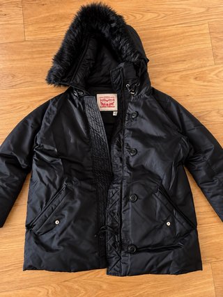 Cazadora Levi's Negra con Capucha y Pelo