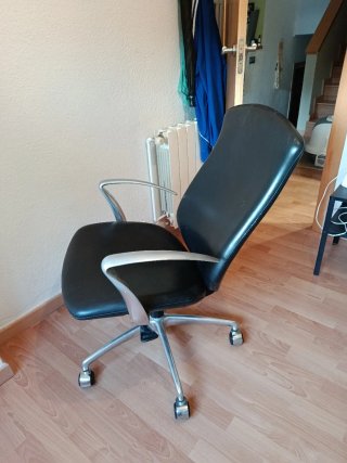 Silla de oficina negra y plateada