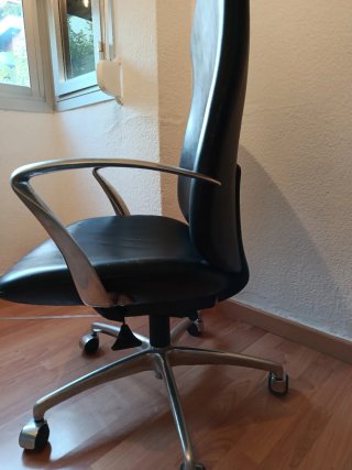 Silla de oficina negra y plateada