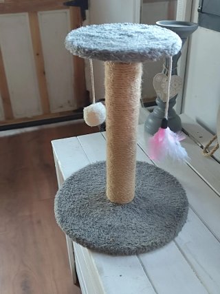 Rascador para gatos con juguetes