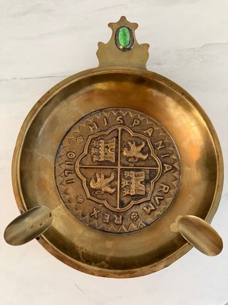 Cenicero de bronce con moneda antigua