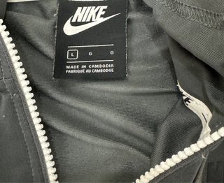 Chaqueta Nike Gris PRECIO NEGOCIABLE