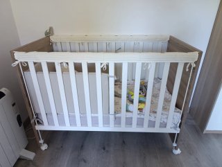 Cuna de bebé con ruedas y regulable