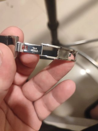 Pulsera de hombre con detalles plateados