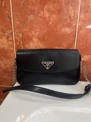 Bolso Negro Prada Cadena y Correa