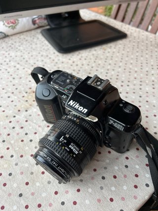 Cámara analógica Nikon F-401S + objetivo