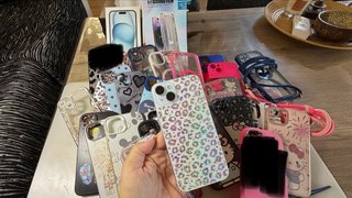 iPhone 15 Plus con lote de fundas