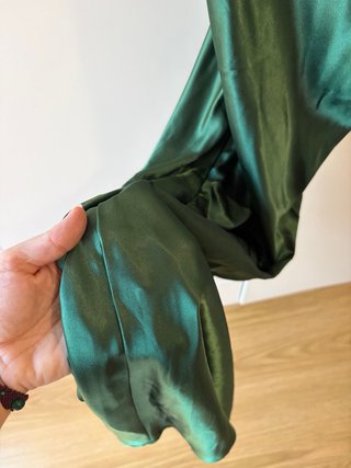 Vestido largo satinado verde esmeralda Negociable