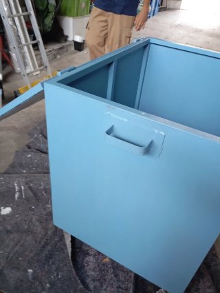 Cajón de herramientas metálico azul
