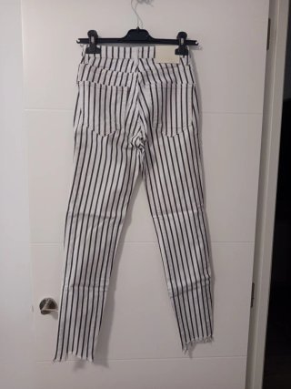 Pantalones rayas blancas y negras
