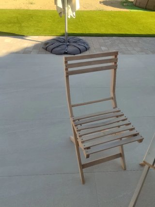 Mesa y 2 sillas de madera para exterior