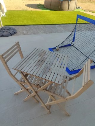 Mesa y 2 sillas de madera para exterior