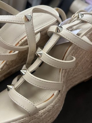 Sandalias Stradivarius Beige Tiras Tachuelas