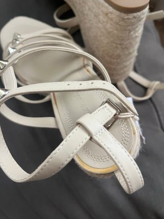Sandalias Stradivarius Beige Tiras Tachuelas
