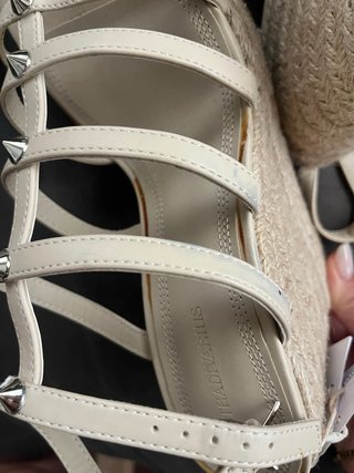 Sandalias Stradivarius Beige Tiras Tachuelas