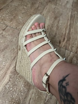 Sandalias Stradivarius Beige Tiras Tachuelas