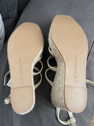 Sandalias Stradivarius Beige Tiras Tachuelas