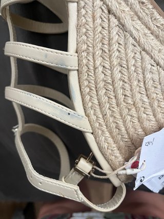 Sandalias Stradivarius Beige Tiras Tachuelas