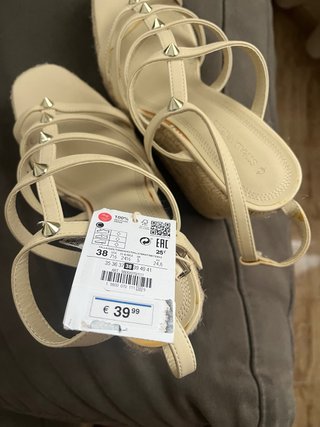 Sandalias Stradivarius Beige Tiras Tachuelas