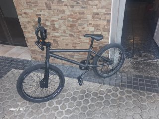 Bicicleta BMX negra