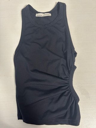 Top Pull&Bear negro con abertura lateral