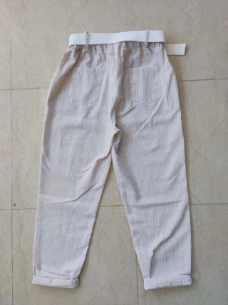 Pantalón beige mujer con cinturón